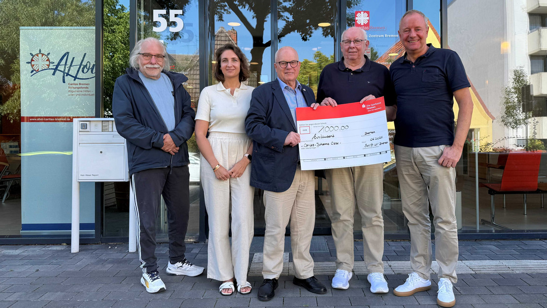 Bei der Scheckübergabe waren anwesend (von links): Landesschatzmeister Klaus Möhle, Landesgeschäftsführerin Diana Maleschewski, 1. Landesvorsitzender Joachim Wittrien, Werner Kalle vom Team der Ehrenamtlichen und Martin Böckmann, Direktor der Caritas Bremen.