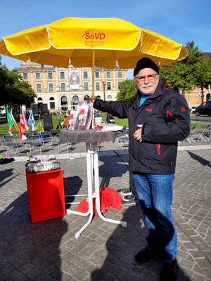 Klaus Möhle steht am Stand des SoVD-Landesverbands. 