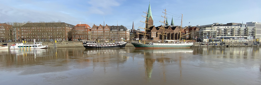 Blick auf das Weserufer in Höhe der Altstadt mit Schiffen, die an der Weser liegen