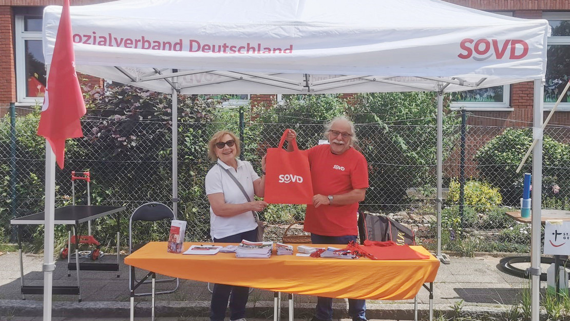 Elke Scharff, Beisitzerin im Landesvorstand, und Landesschatzmeister Klaus Möhle am Stand auf der Messe „Obervielander Vielfalt“.