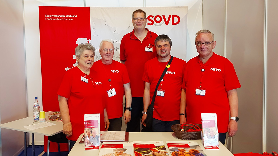 Fünf SoVD-Mitglieder am Infostand auf der Messe IRMA.