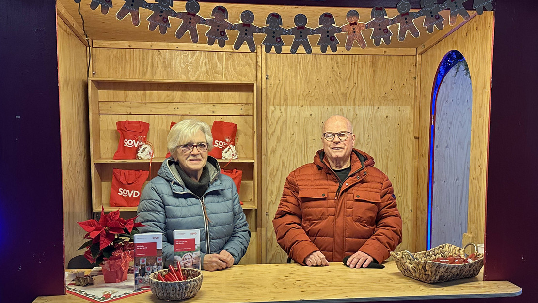 Am Infostand stehen Landesschriftführerin Edith Wittrien sowie der 1. Landesvorsitzende Joachim Wittrien.
