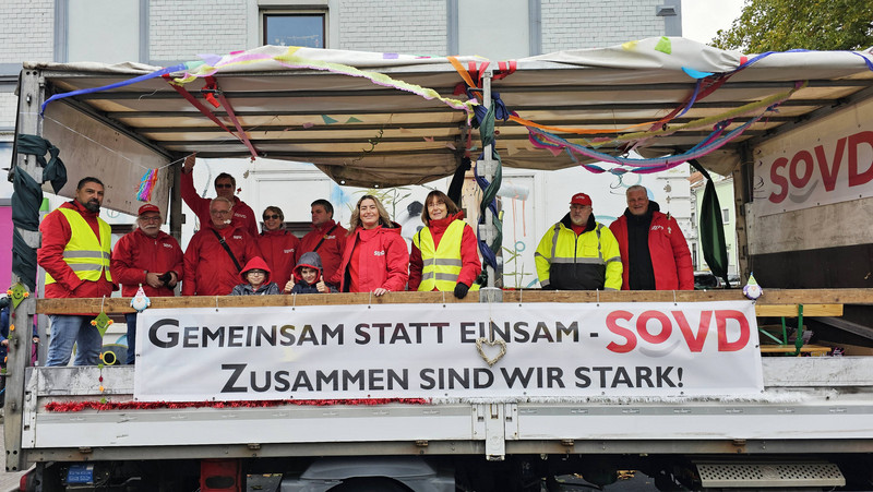 Zwölf Aktive des Freimarktsumzugs auf dem Festwagen