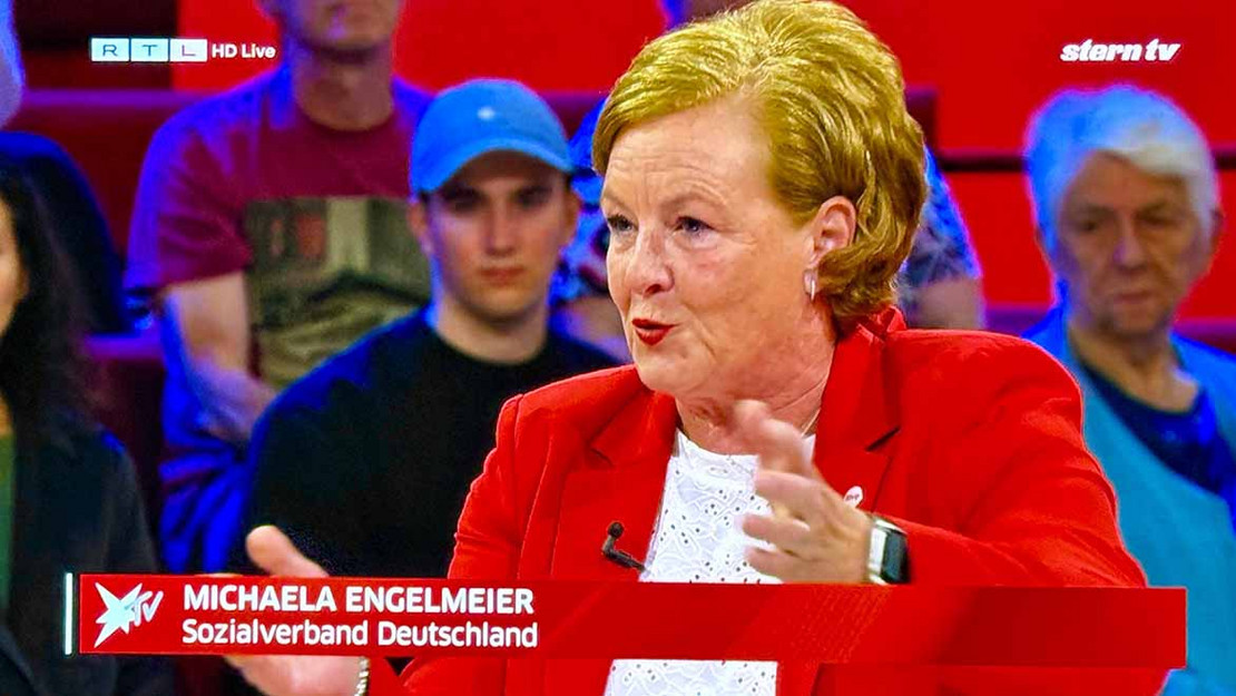 Frau in einem Fernsehstudio, im Hintergrund Gäste. Unten eine Einblendung: Michaela Engelmeier, Sozialverband Deutschland 