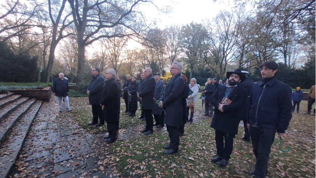Menschengruppe bei der Ansprache zum Volkstrauertag auf dem Osterholzer Friedhof