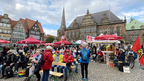 Besucherinnen und Besucher auf dem alten Bremer Marktplatz.