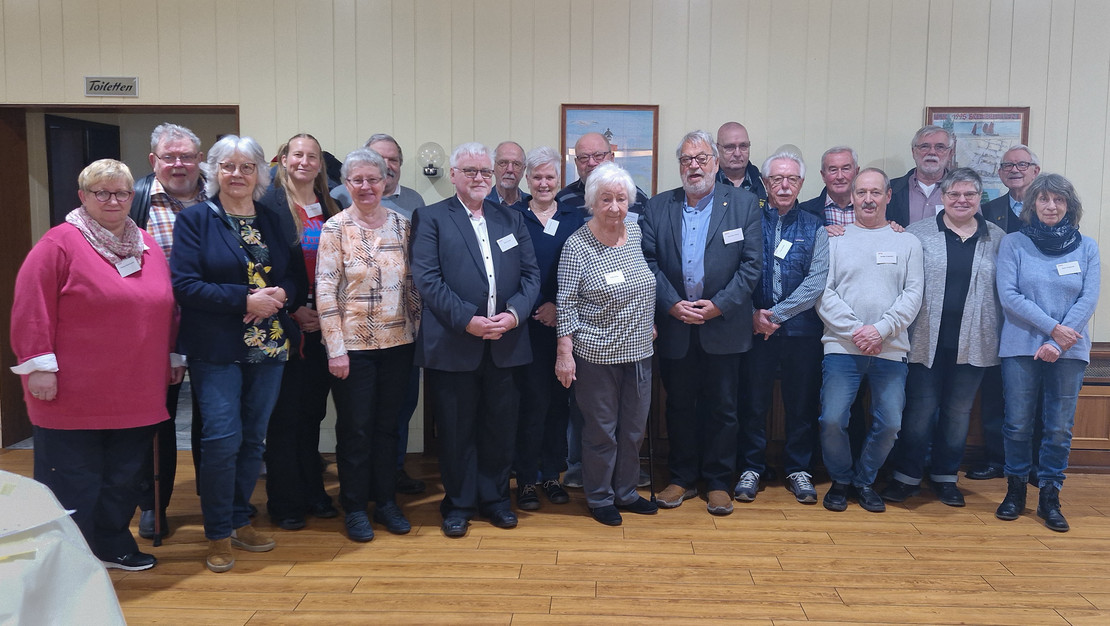 Eine 20-köpfige Personengruppe steht aufgereiht im Lokal und präsentiert sich als neuer Kreisvorstand Bremerhaven.