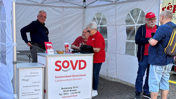 Das SoVD-Infozelt mit von links Uwe Poggenhorn, Udo Schmidt, Edith Wittrien und Klaus Möhle.