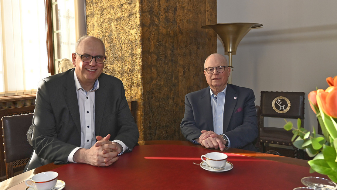 Im Bürgermeisterbüro sitzen von links Dr. Andreas Bovenschulte und Joachim Wittrien