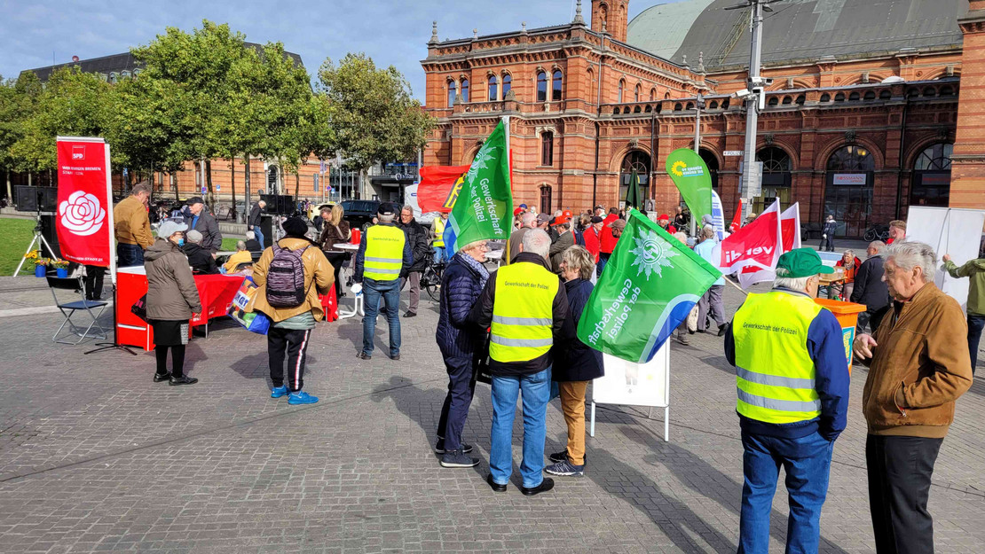 Viele Menschen versammelten sich auf dem Bremer Bahnhofsvorplatz.