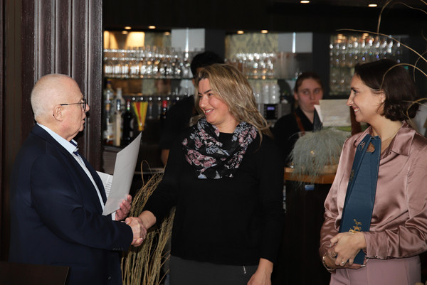 Joachim Wittrien, Semra Kilic und Diana Maleschewski bei der Ehrung (von links).