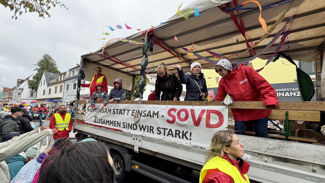 Festwagen fährt auf der Straße entlang