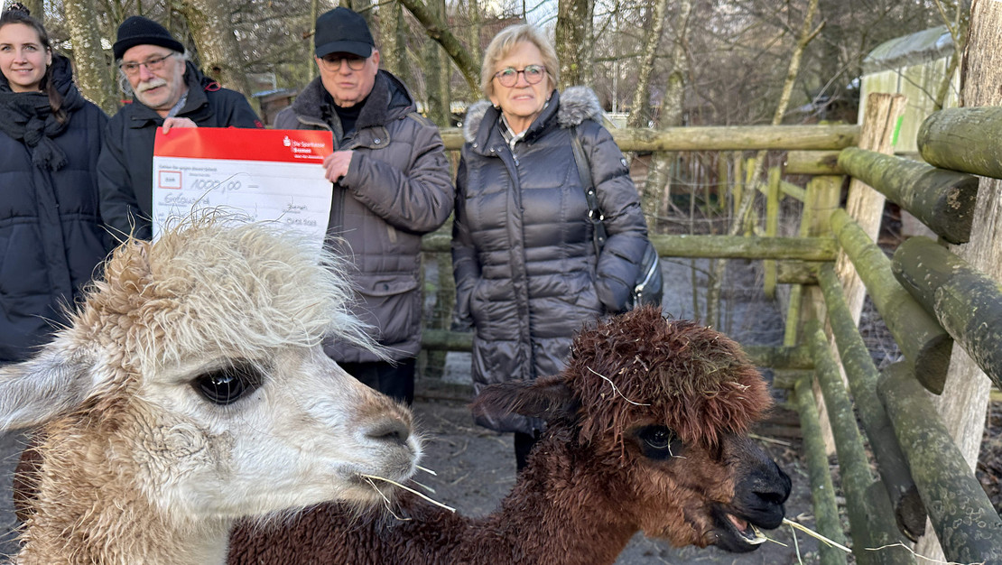 Bei der Scheckübergabe waren Landesgeschäftsführerin Diana Maleschewski, der 1. Vorsitzende des Kreisverbands Bremen Klaus Möhle, der 1. Landesvorsitzende Joachim Wittrien mit Ehefrau und Sprecherin des Orga-Ausschusses Edith Wittrien dabei.