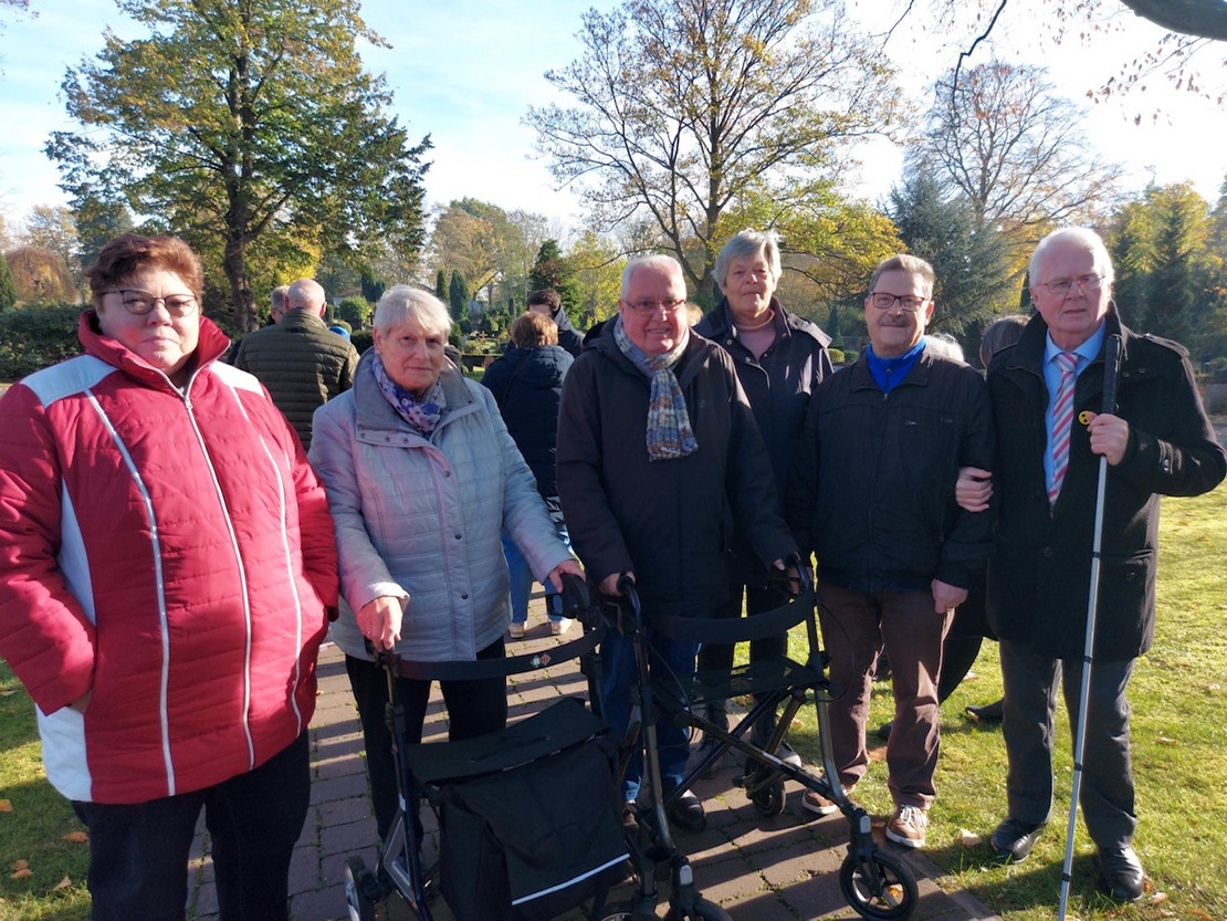 Die sechsköpfige Gruppe des Ortsverbands Lesum steht auf dem Lesumer Friedhof