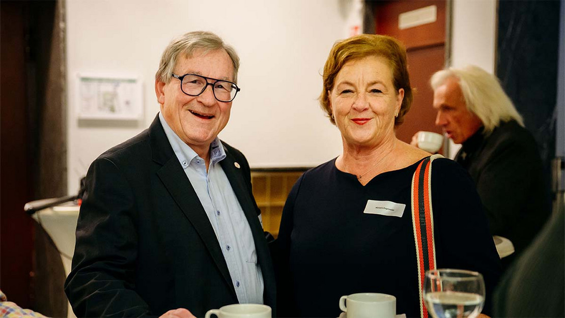 Ein Mann und eine Frau gemeinsam an einem Stehtisch.