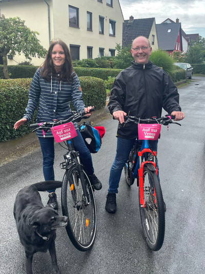 Sozialberaterin Yvonne Breitbarth und ihr Lebensgefährte Michael Weber mit Rädern auf der Straße.