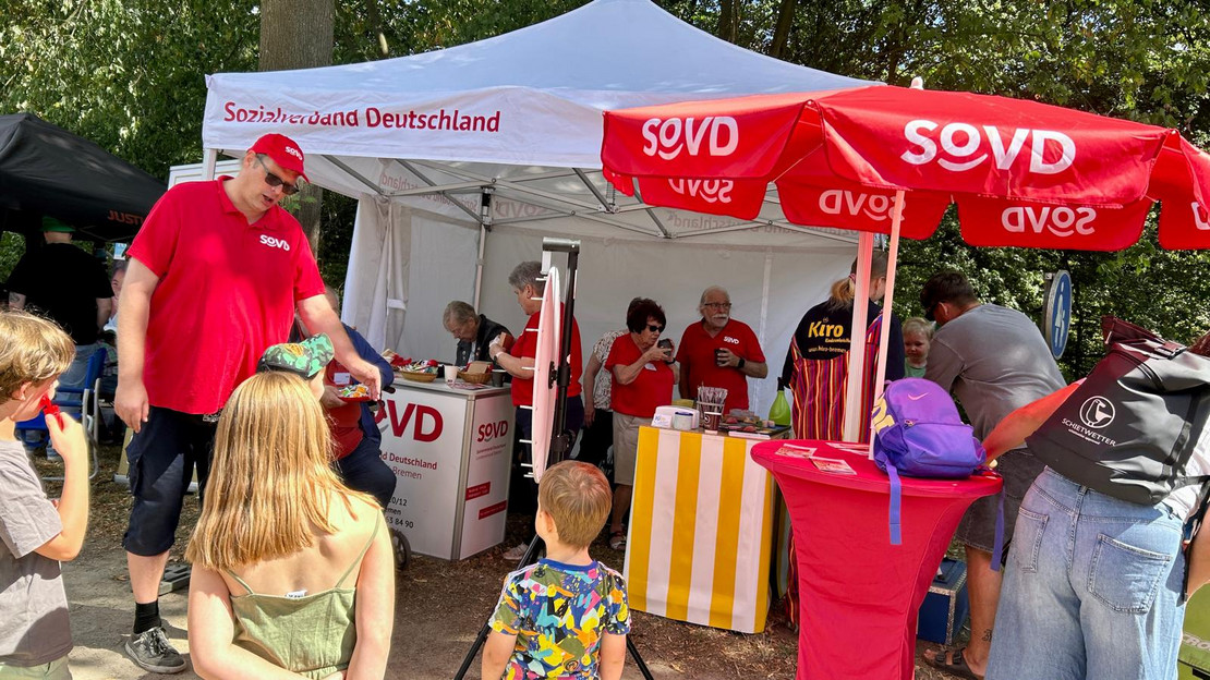 SoVD Stand mit kleinen Gästen