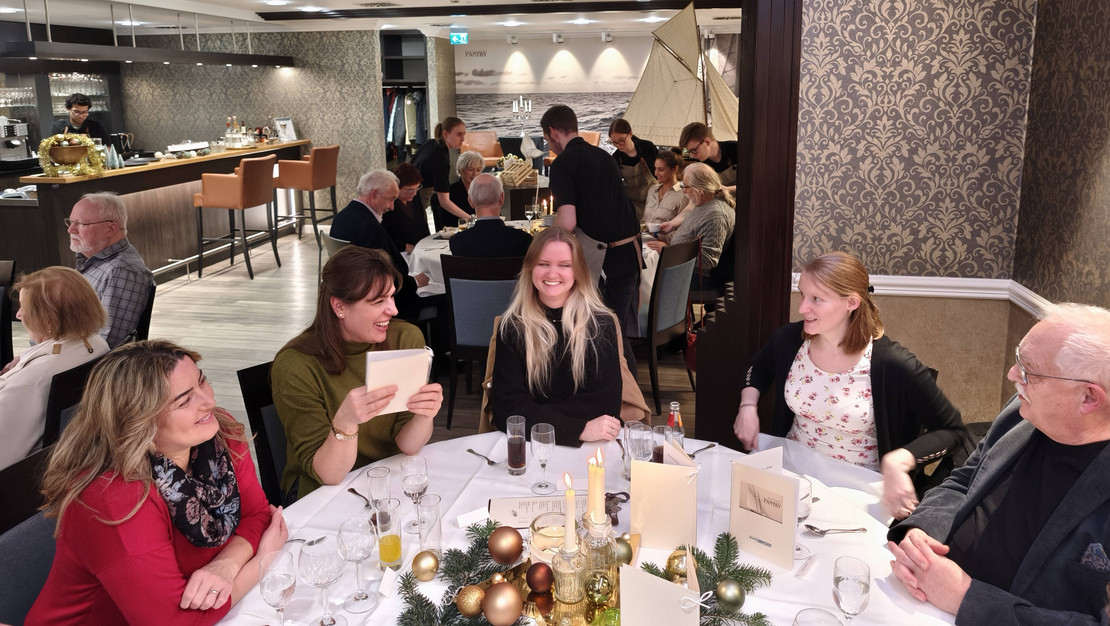 Gäste der Jahresabschlussfeier im Ausbildungsrestaurants „Pantry“ des SoVD-Berufsbildungswerks Bremen