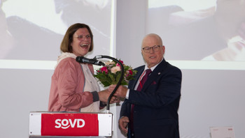 Wirtschaftssenatorin Kristina Vogt erhält nach ihrer Rede einen Blumenstrauß von Joachim Wittrien