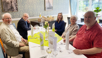 Am Tisch im Ausbildungsrestaurant „Pantry“ des Berufsbildungswerks Nordic CAMPUS sitzen Volker Scharff, Klaus Möhle, Diana Maleschewski, Edith Wittrien und Udo Schmidt (von links).