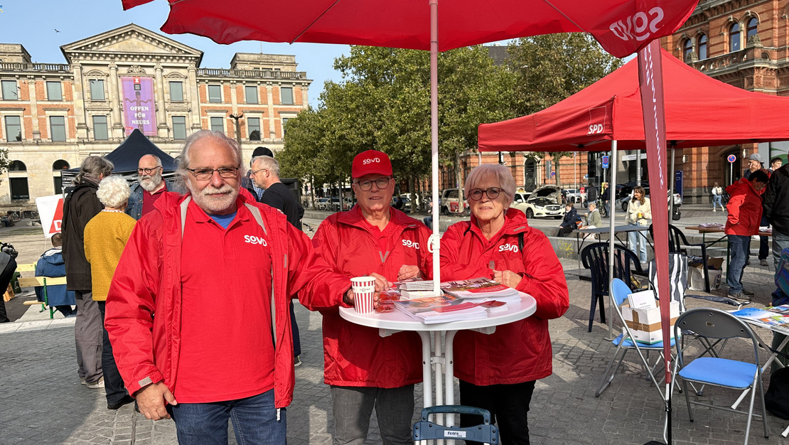 Am Stand des Landesverbands stehen (von links) der Landesschatzmeister Klaus Möhle, der 1. Vorsitzende Joachim Wittrien und Landesschriftführerin Edith Wittrien.