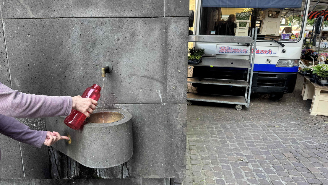 Trinkflasche wird unter dem Trinkbrunnen Liebfrauenkirchhhof aufgefüllt