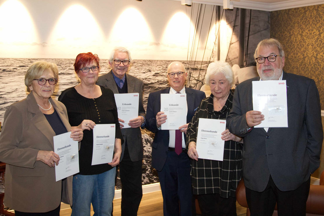 Die Gruppe der zu Ehrenden im Ausbildungsrestaurant bestand aus Edith Wittrien, Martina Rudolph, Jürgen Sandmann, Joachim Wittrien, Helga Harms und Karl-Otto Harms (von links). 