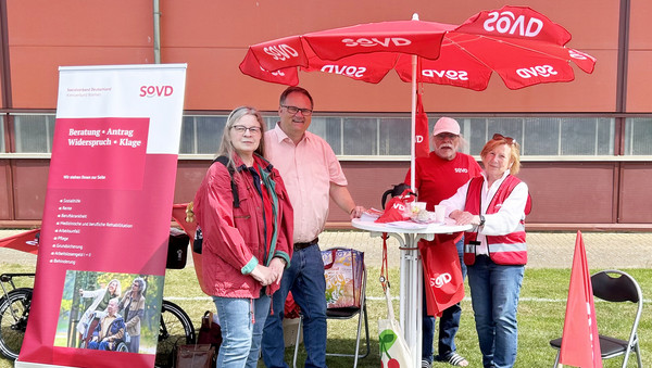 Am Infostand standen vier Personen.