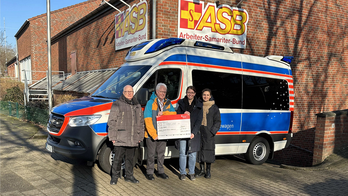 Vor dem Wünschewagen des ASB stehen bei der Scheckübergabe von links 1. Landesvorsitzender Joachim Wittrien, 1. Vorsitzender des Ortsverbands Lesum Reinhard Röpke, Projektleiterin Sarah Stahmann und Landesgeschäftsführerin Diana Maleschewski 