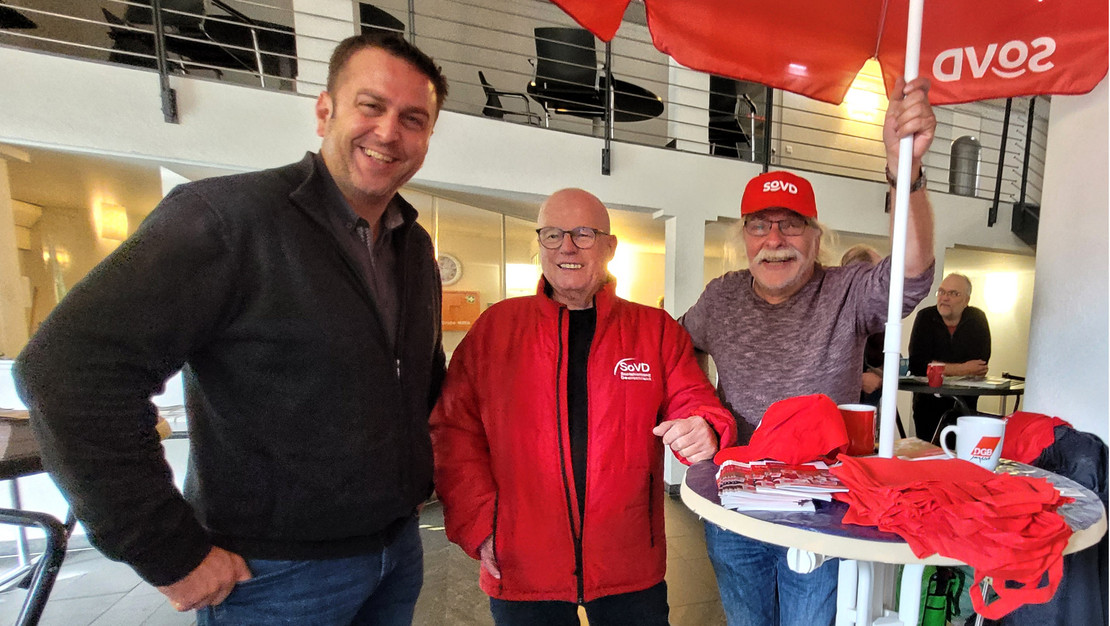 Drei Männer stehen am Stand des Landesverbands. Von links sind zu sehen der Geschäftsführer der DGB-Region Bremen Dr. Ernesto Harder, der 1. Landesvorsitzender Joachim Wittrien sowie Landesschriftführer Klaus Möhle.