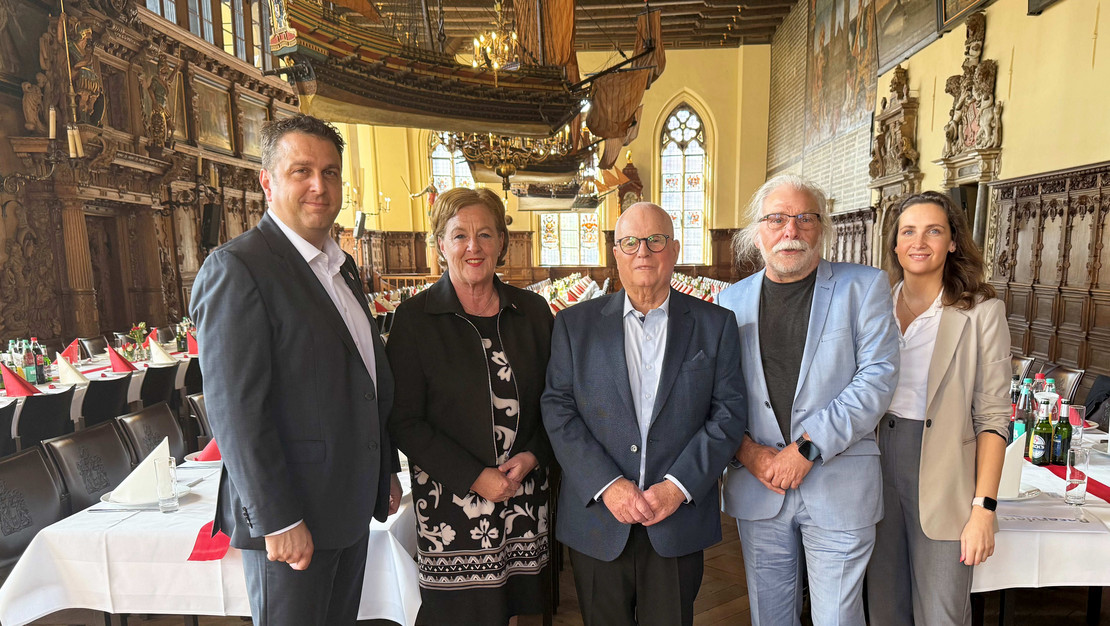 In der Oberen Rathaushalle trafen sich Bremer DGB-Chef Dr. Ernesto Harder, SoVD-Vorstandsvorsitzende Michaela Engelmeier, 1. Landesvorsitzender Joachim Wittrien, Landesschatzmeister Klaus Möhle und Landesgeschäftsführerin Diana Maleschewski (von links).