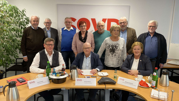 In der ersten Reihe sitzen von links Michael Meder, Joachim Wittrien und Michaela Engelmeier. Dahinter stehen acht Personen aus dem erweiterten Vorstand des Landesverbands.