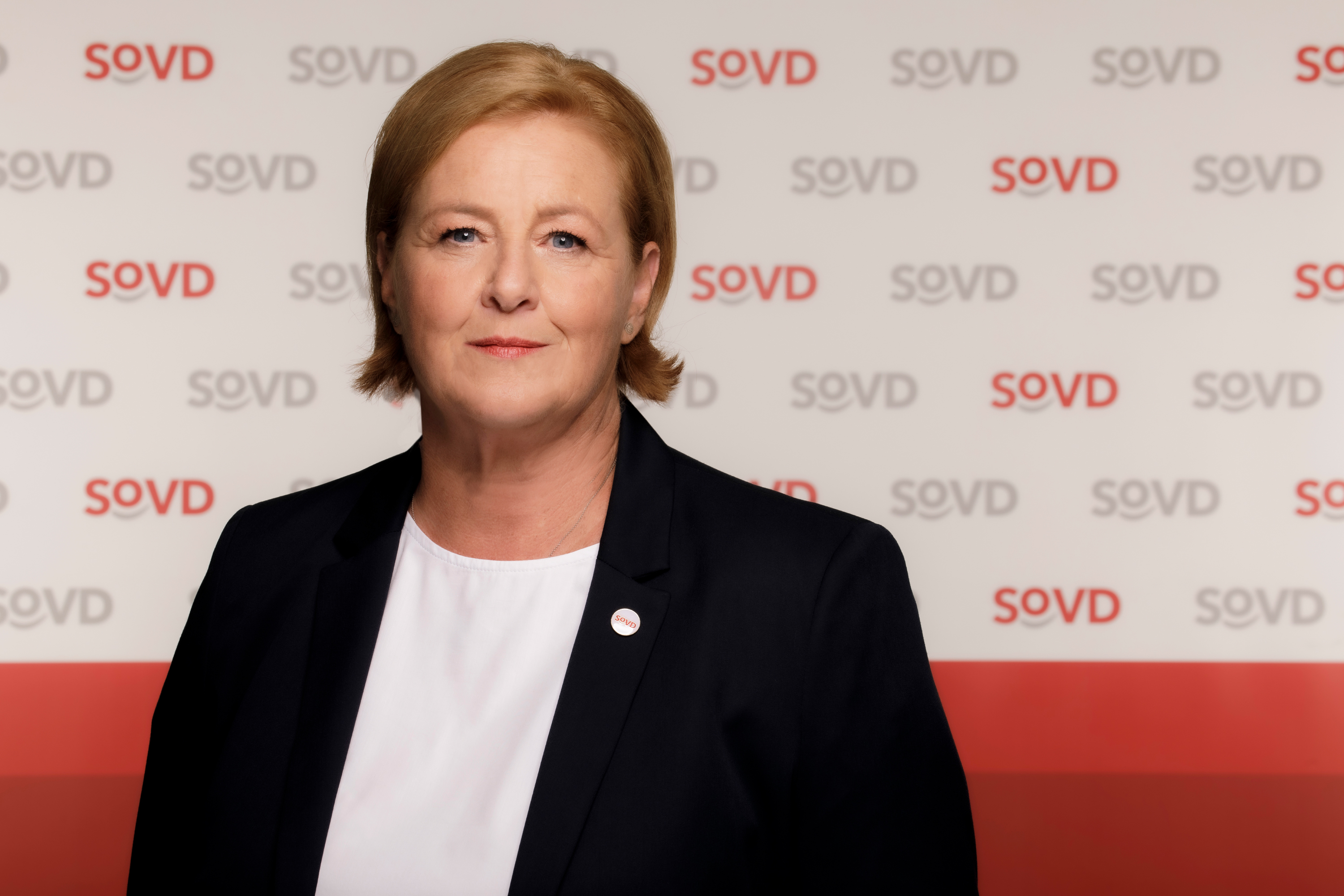 Michaela Engelmeier vor einer Stellwand mit SoVD-Logos