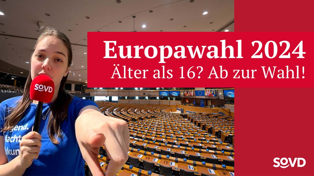 Junge Frau mit SoVD-Mikrofon vor dem Text "Europwahl 2024 - Älter als 16? Ab zur Wahl!"