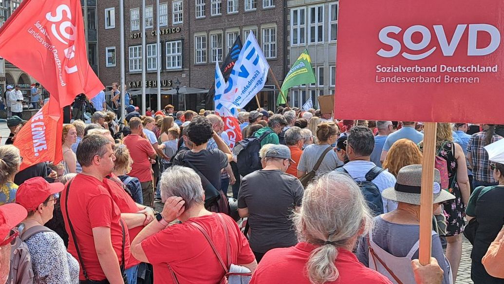 SoVDler in einer Menge demonstrierender Menschen