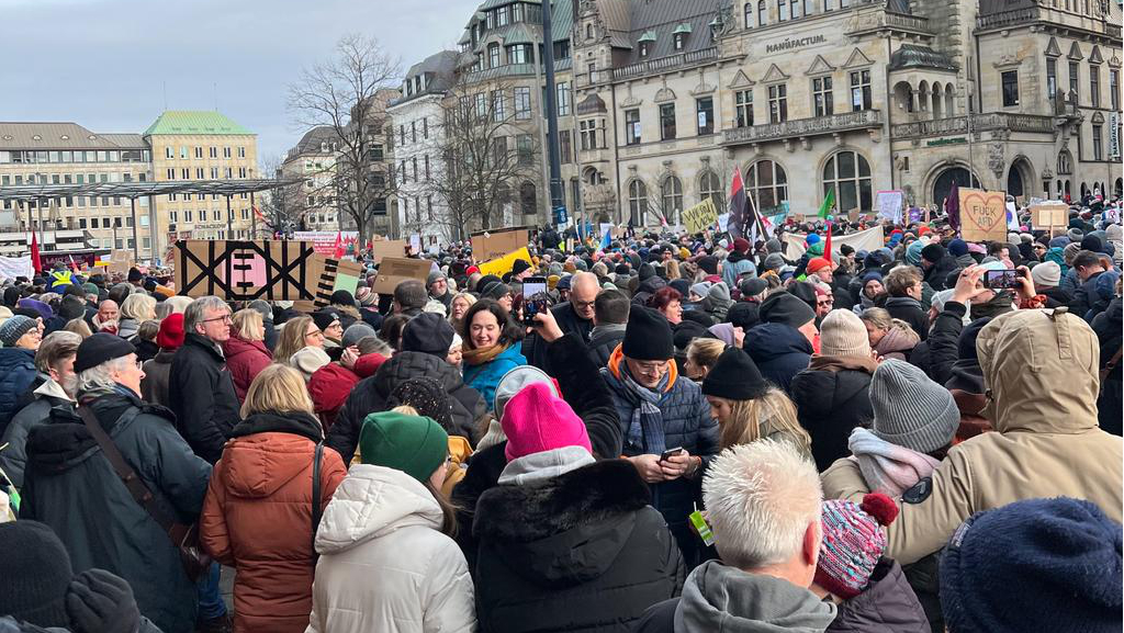 Menschenmenge bei der Demo auf dem neuen Marktplatz