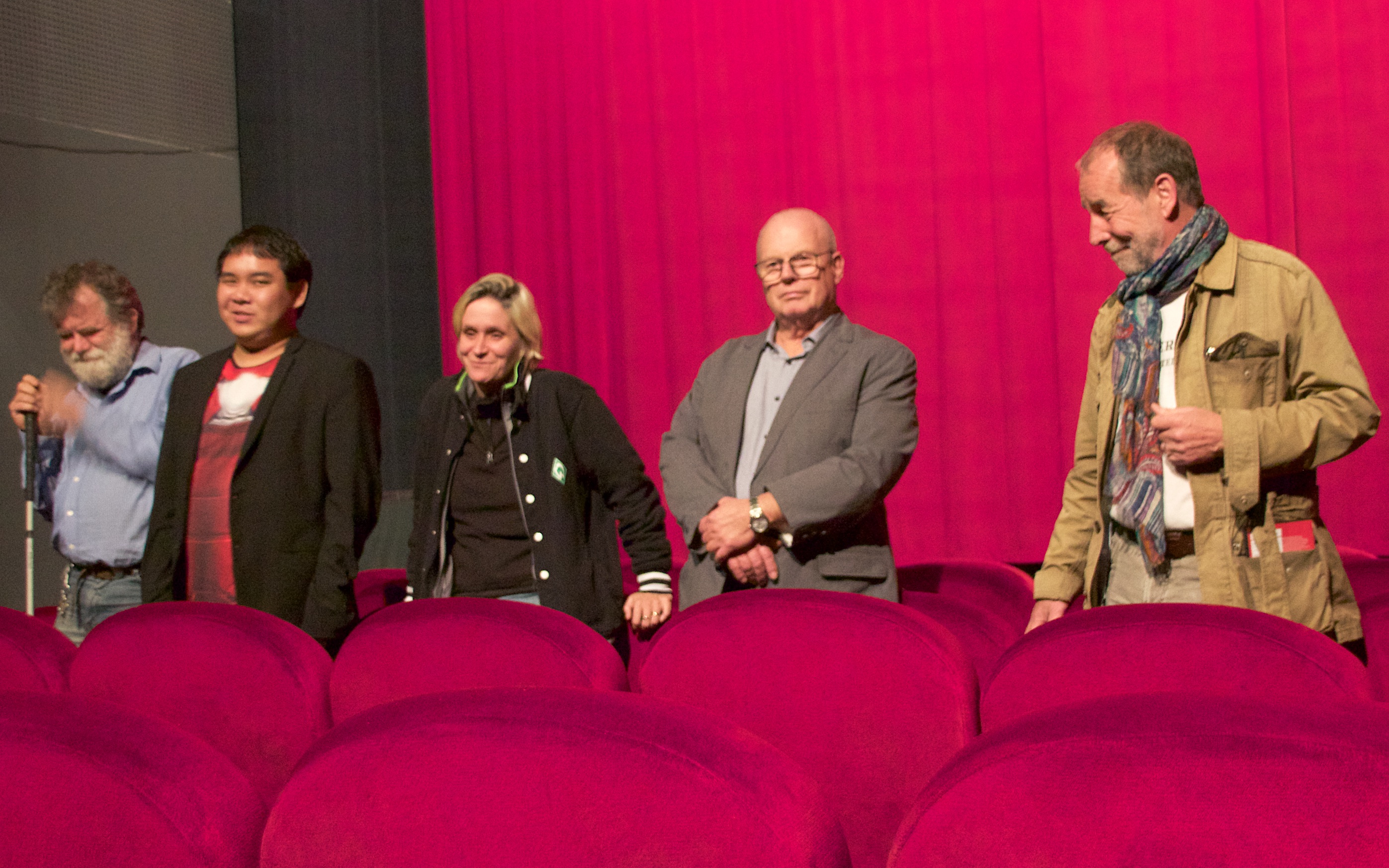 Drei Schauspieler sowie Landesvorsitzender Joachim Wittrien und Regisseur Eike Besuden beantworten Fragen aus dem Publikum