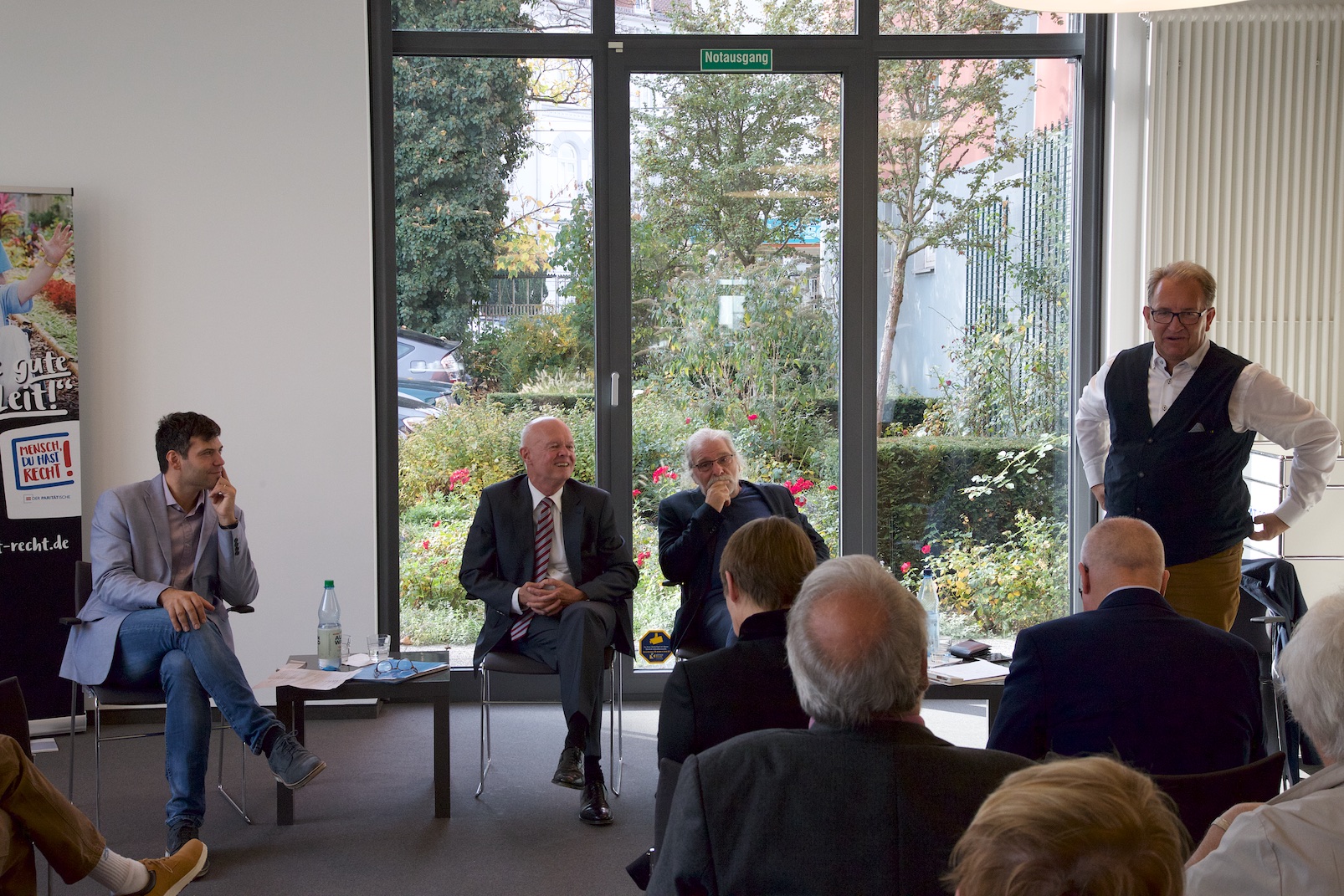 Auf dem Podium saßen von links: Moderator Matthias Veit (Landespressesprecher der SoVD-Landesverbands Nordrhein-Westfalen), Alexander Künzel (Senior-Vorstand der Bremer Heimstiftung), Klaus Möhle (SoVD-Kreisvorsitzender und Mitglied der SPD-Bürgerschaftsfraktion), Rainer Bensch (Mitglied der CDU-Bürgerschaftsfraktion) 